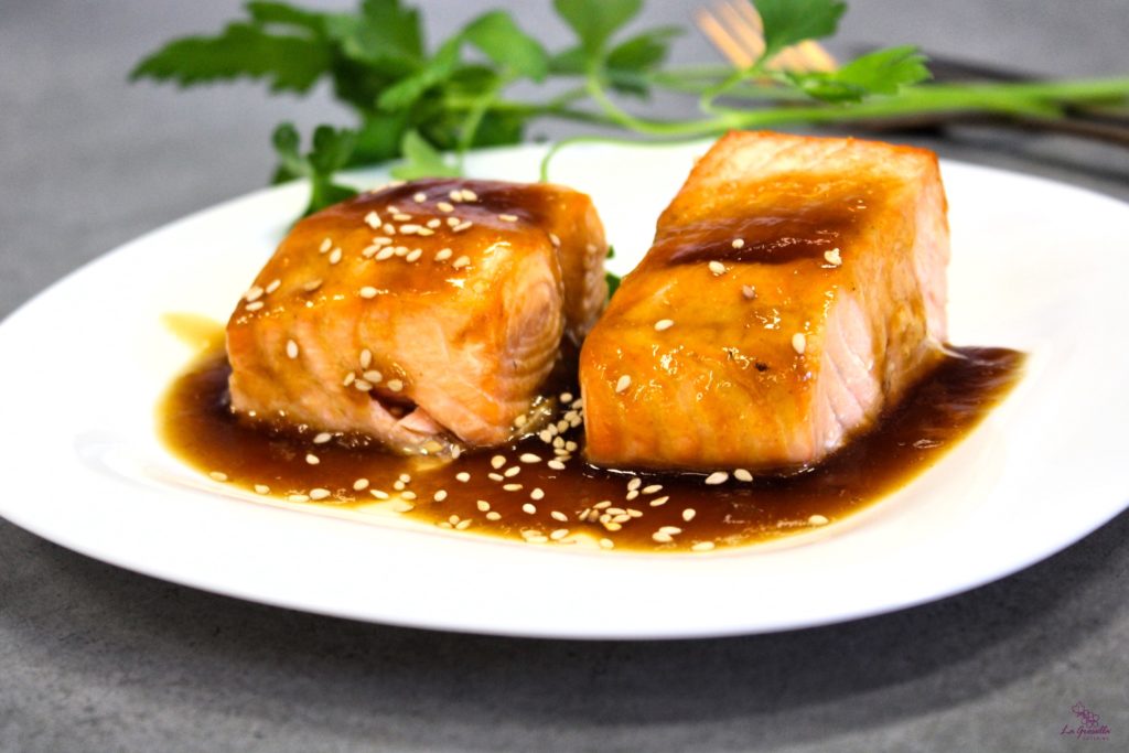 Salmón con salsa teriyaki y sésamo