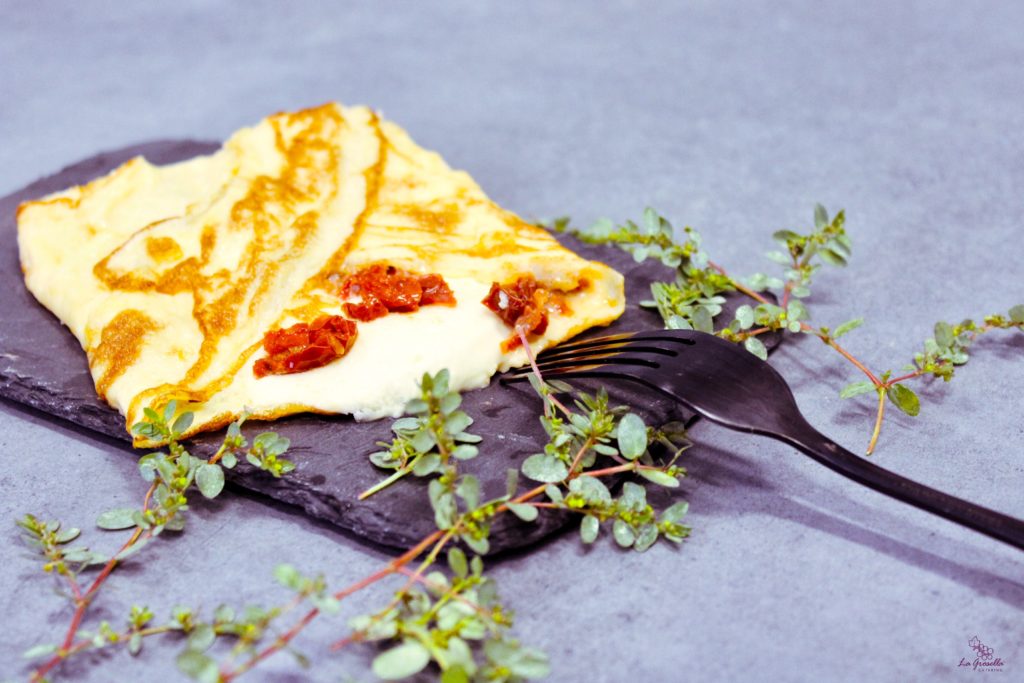 Tortilla francesa con tomate seco y mozzarella