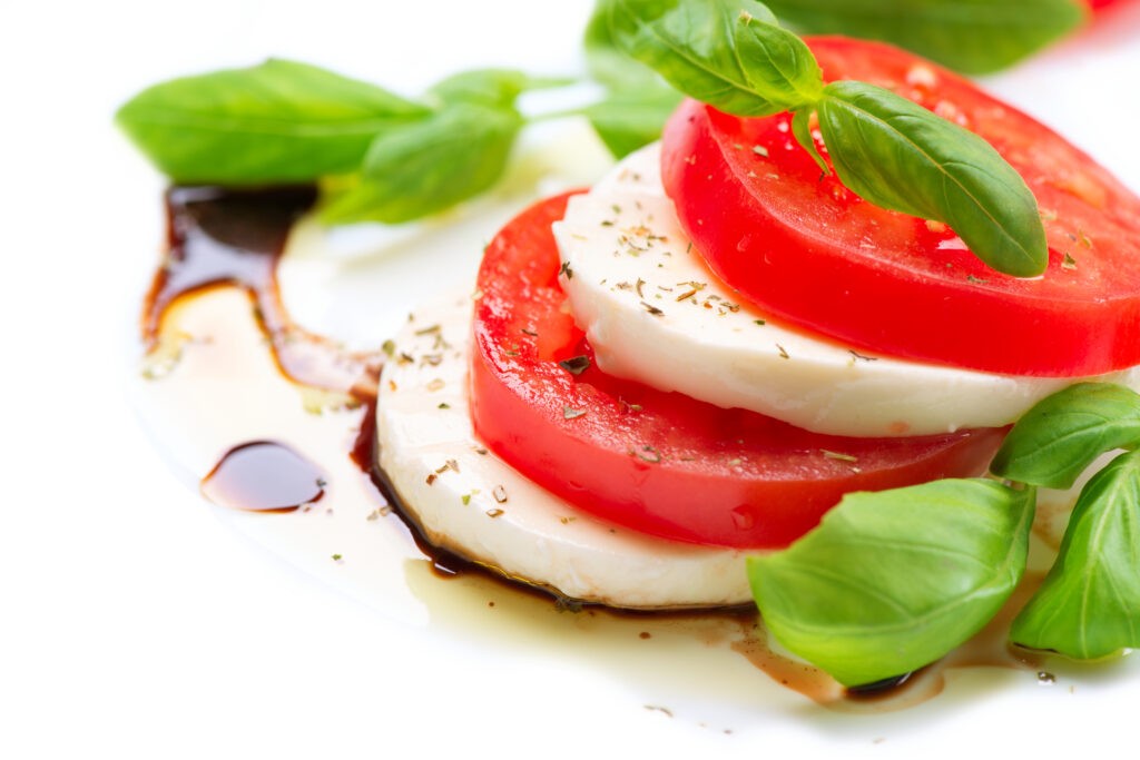 Milhojas de caprese a la vinagreta de fresa y lima (4/U)
