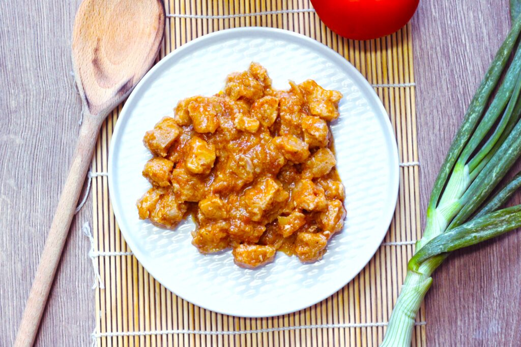 Soja texturizada con salsa de tomate y puerros