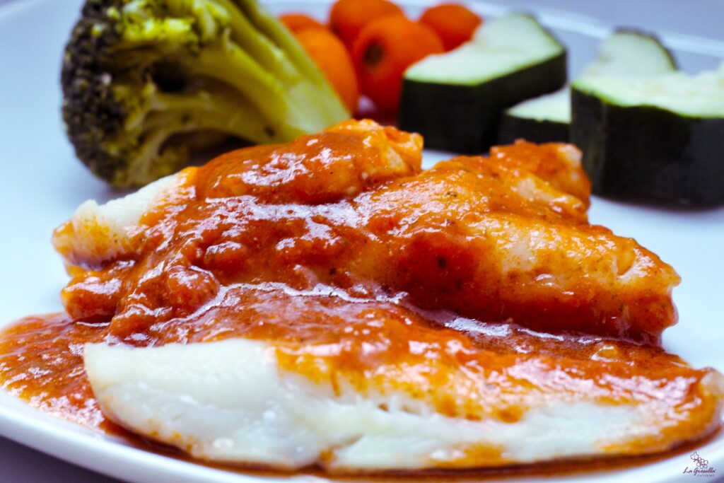 Bacalao con tomate y aceitunas