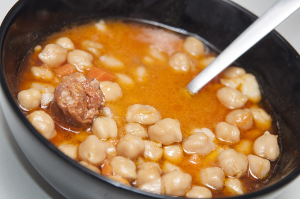 Sopa de fideos con garbanzos y chorizo