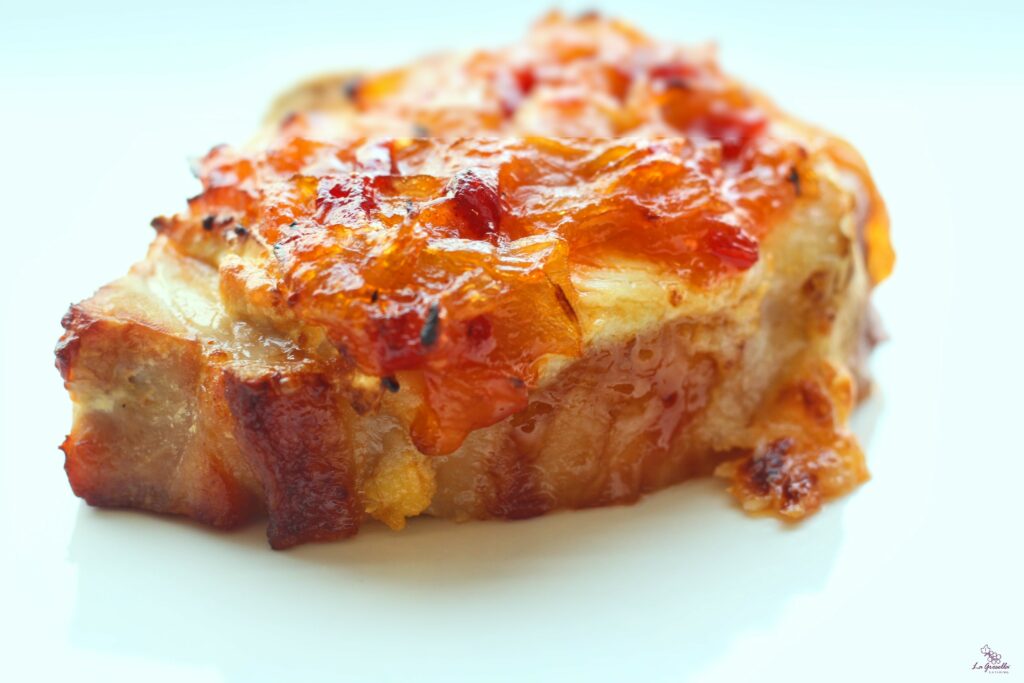 Lomo gratinado con queso de cabra y pimientos