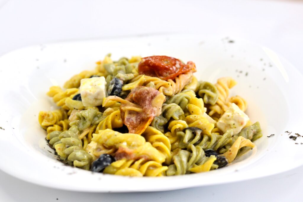 Ensalada de pasta multi vegetal con salsa tzatziki