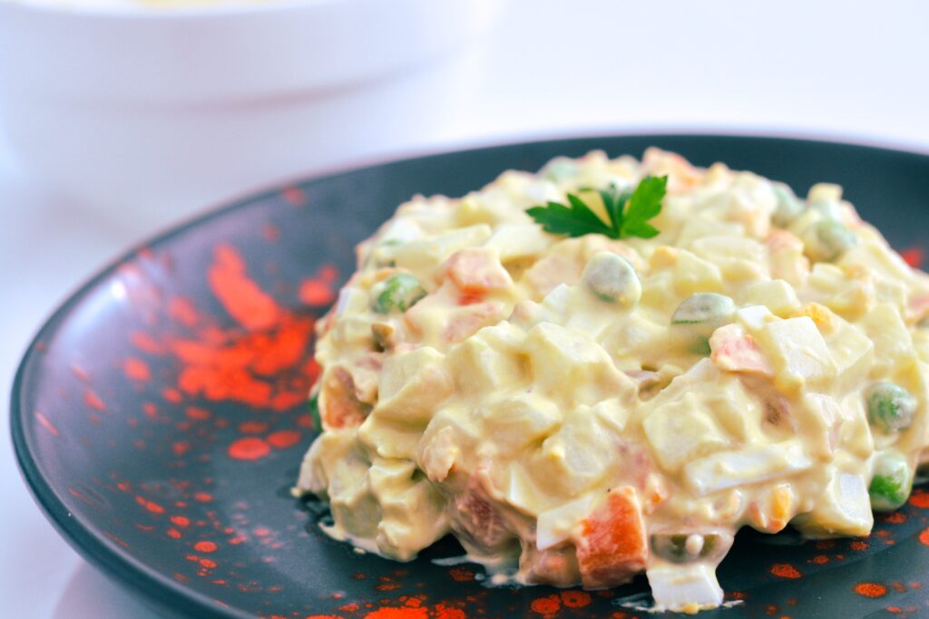 Ensaladilla con aguacanesa y salmón