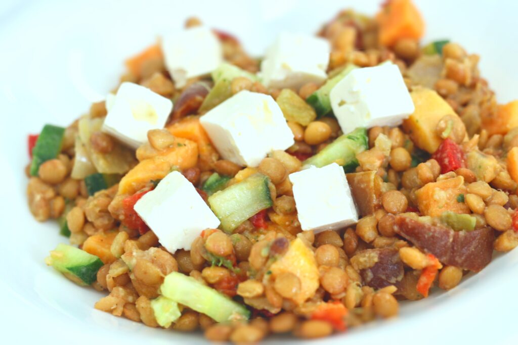 Ensalada de lentejas con verduras y queso feta