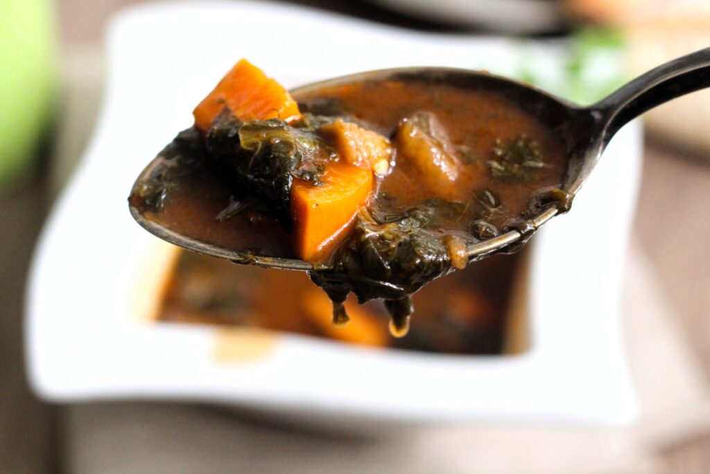Sopa vegana con acedera y boniato