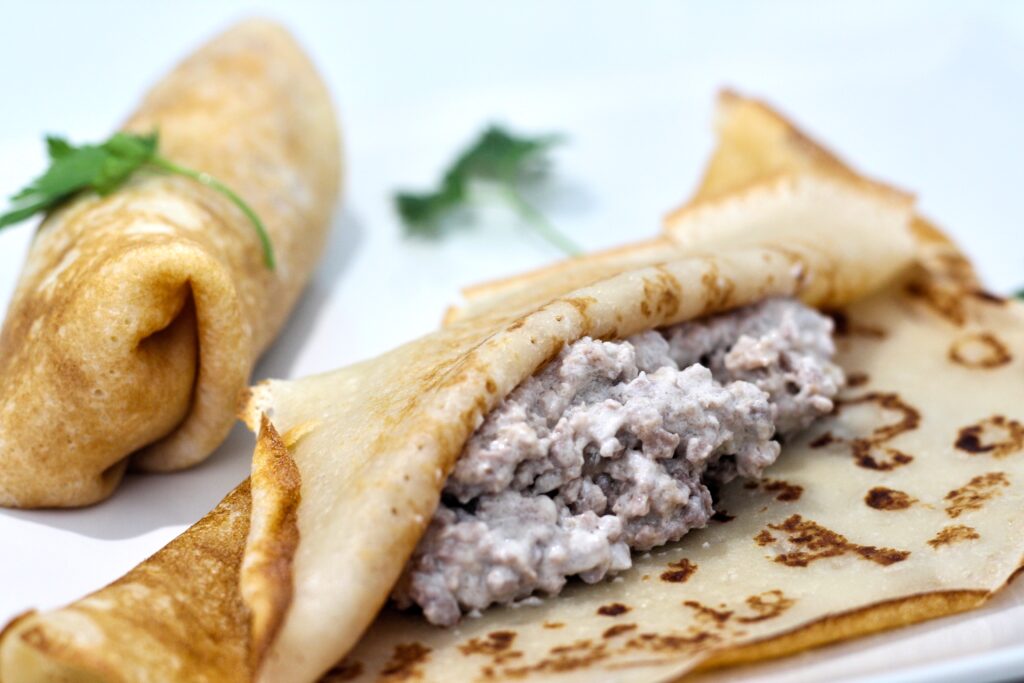 Blinis rellenos de carne picada y yogur cremoso
