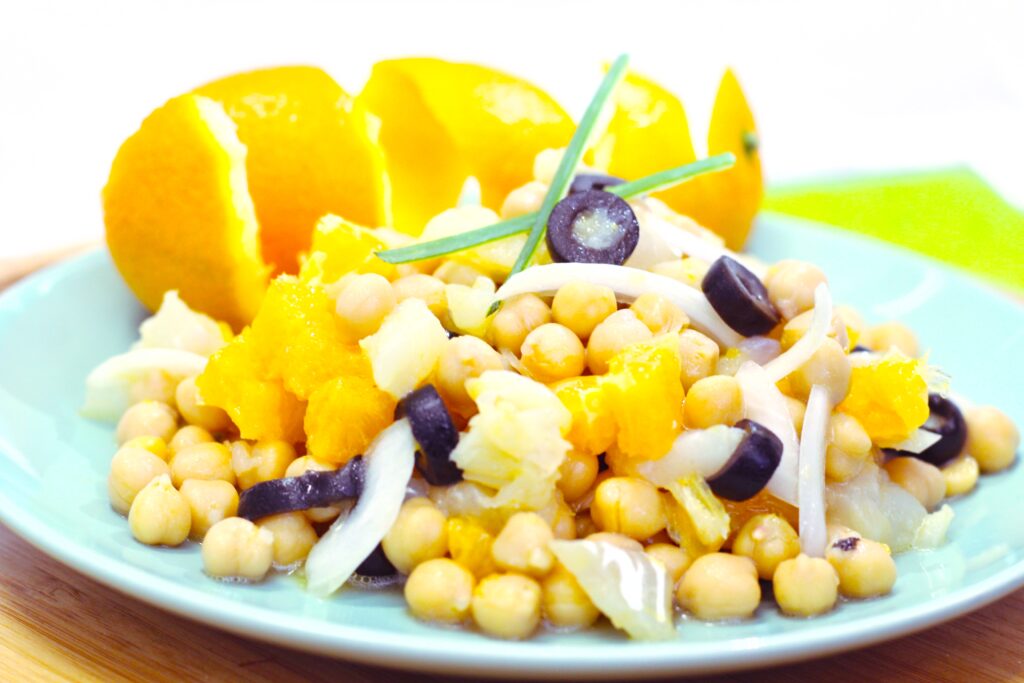 Ensalada de alubias blancas con naranja y bacalao