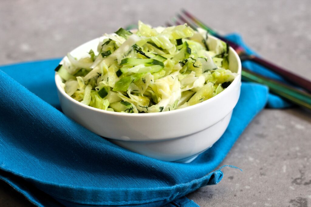 Ensalada de col con pepino