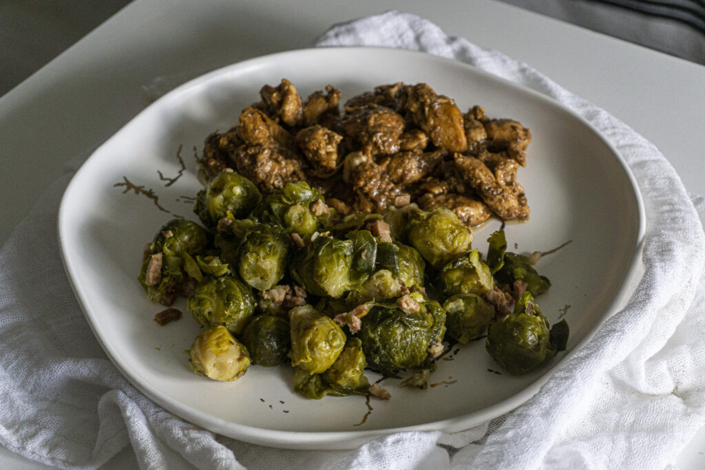 Coles de Bruselas con bacon y cebolla caramelizada