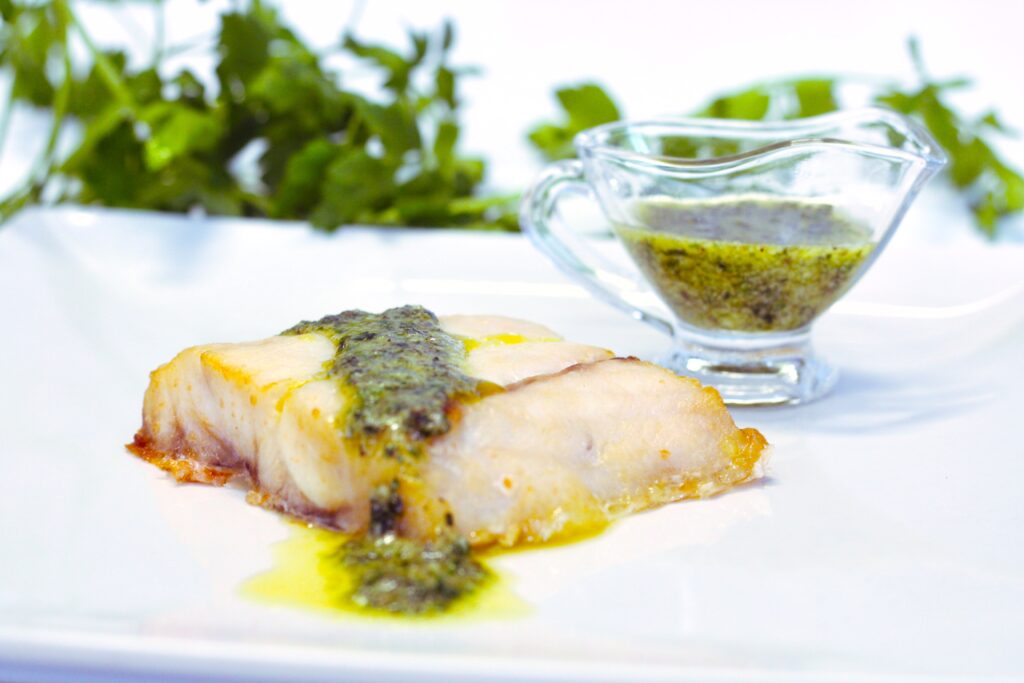 Corvina a la plancha con aliño de hierbas aromáticas
