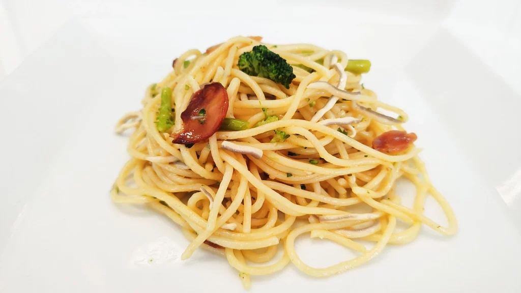Espaguetis con gulas al ajillo