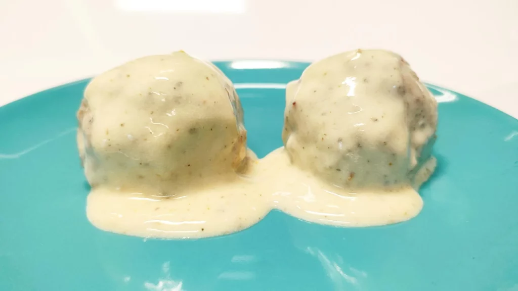 Albóndigas de cordero y ternera con salsa de yogur