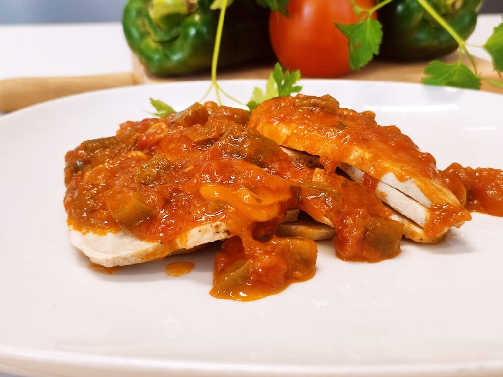 Jamón asado con fritada de pimientos verdes y tomate