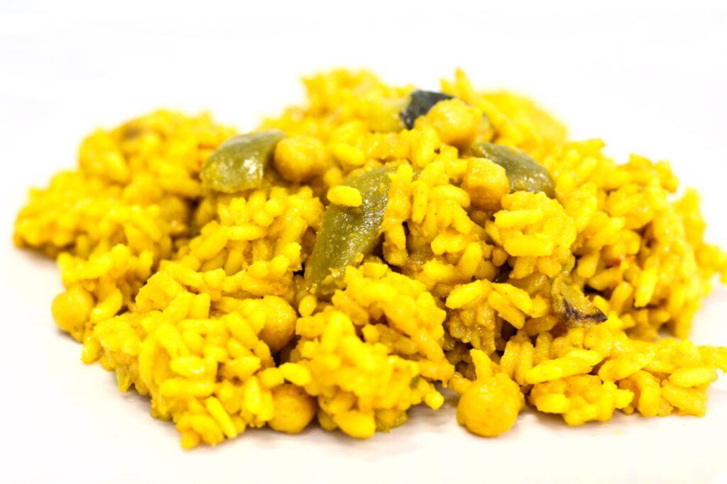 Arroz al curry con verduras y garbanzos