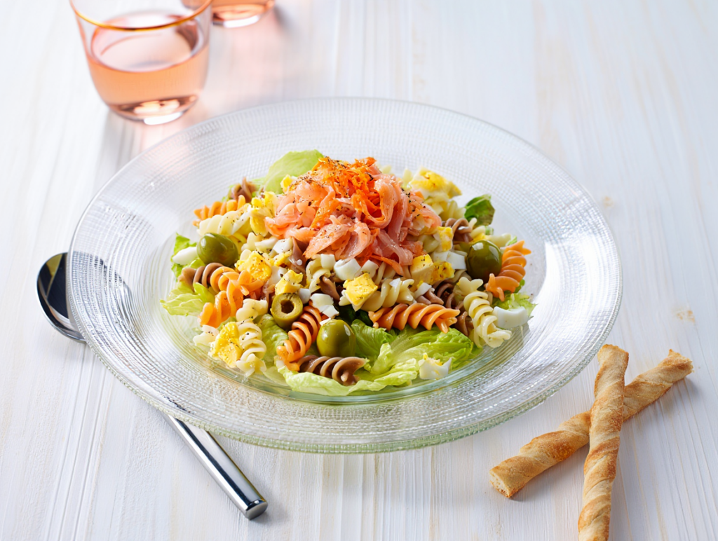 Ensalada iceberg con pasta y salmón