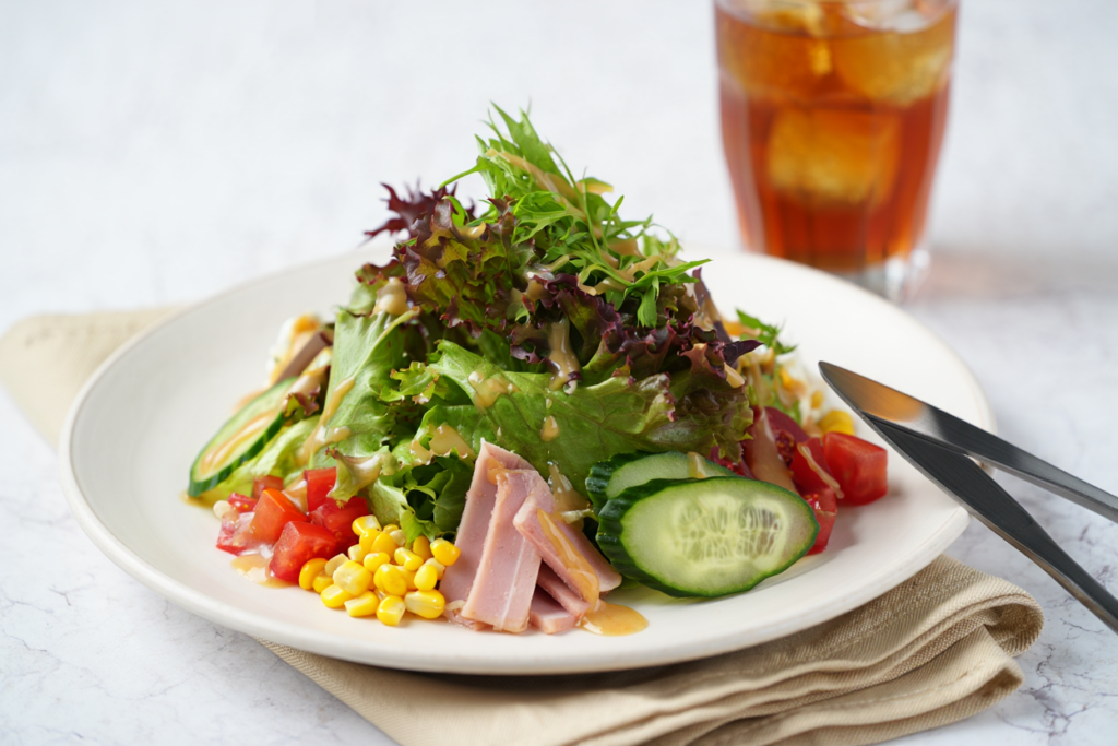 Ensalada mezclum con pavo, maíz y pepino
