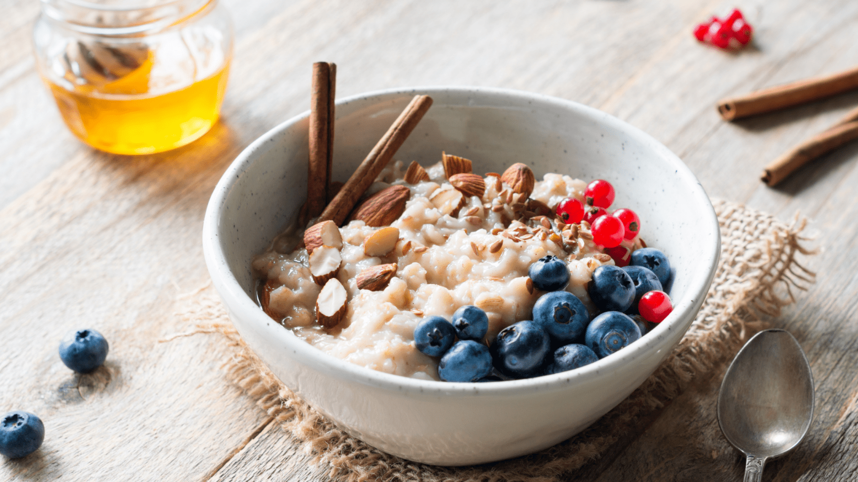 Beneficios de la avena y dos recetas deliciosas para desayunar con ella