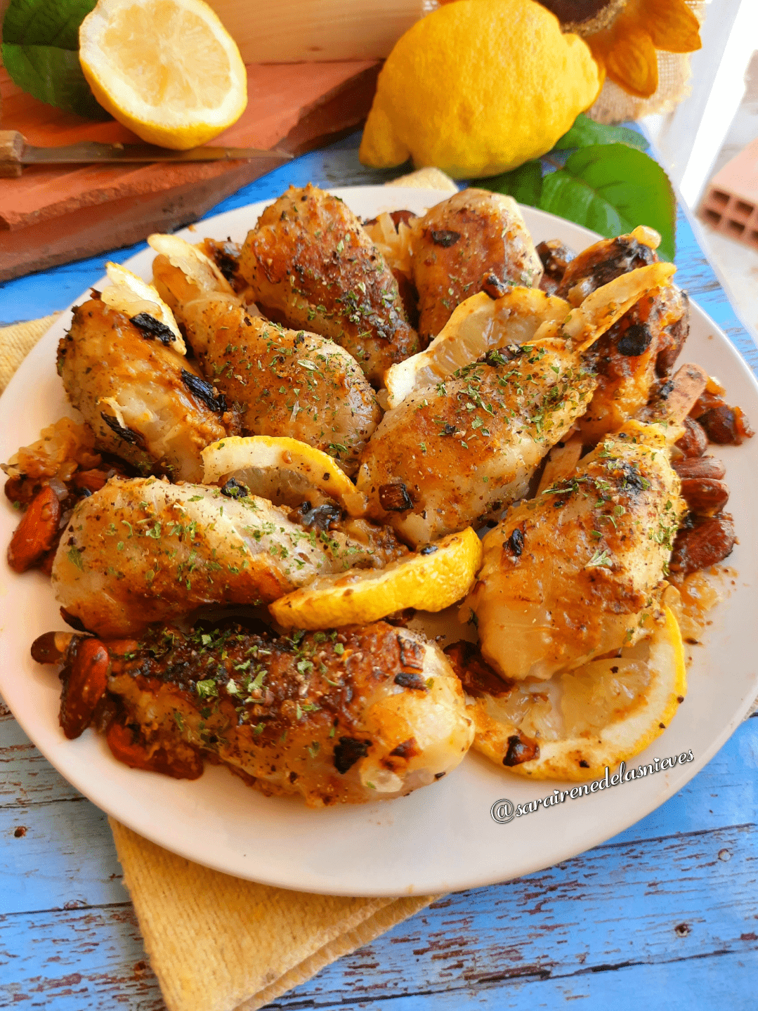 Muslitos de nopollo con salsa de mostaza y nomiel con almendras by Sara Irene De Las Nieves