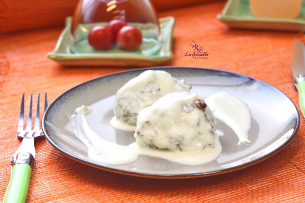 Albóndigas de carne y arroz con salsa blanca