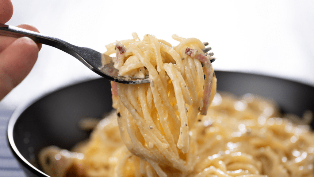 Espaguetis a la carbonara con huevo