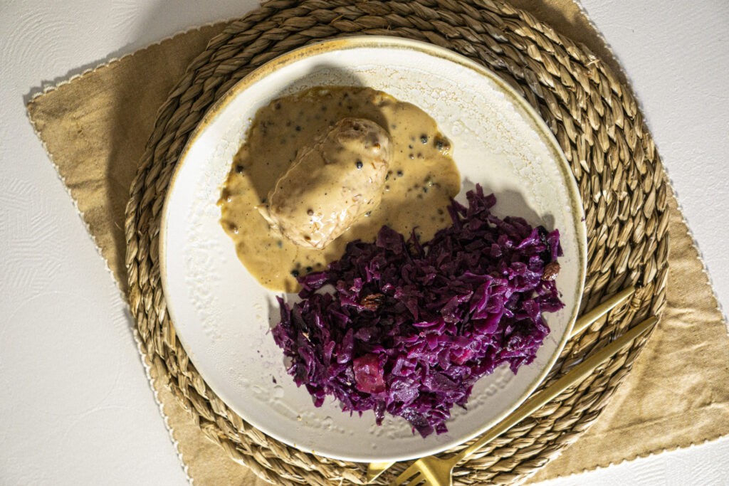 Muslo de pollo relleno de ciruelas y piñones con salsa de brandy