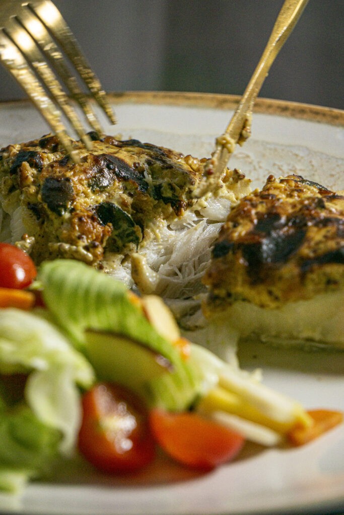 Bacalao skrei noruego gratinado con frutos secos y salsa de mostaza