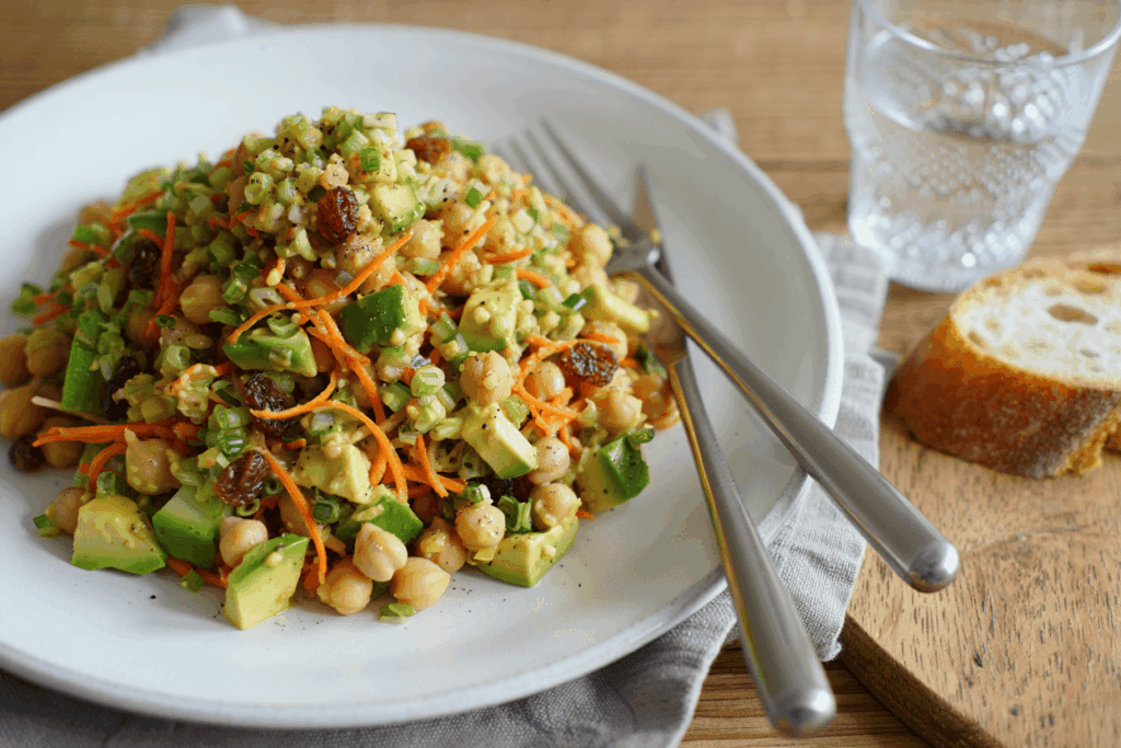Ensalada de garbanzos con aguacate y salsa de mostaza