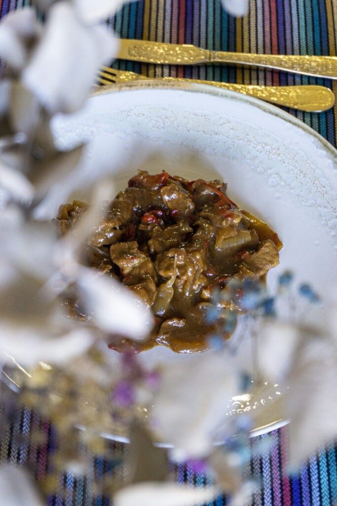 Aguja de cerdo salteada con verduras y soja