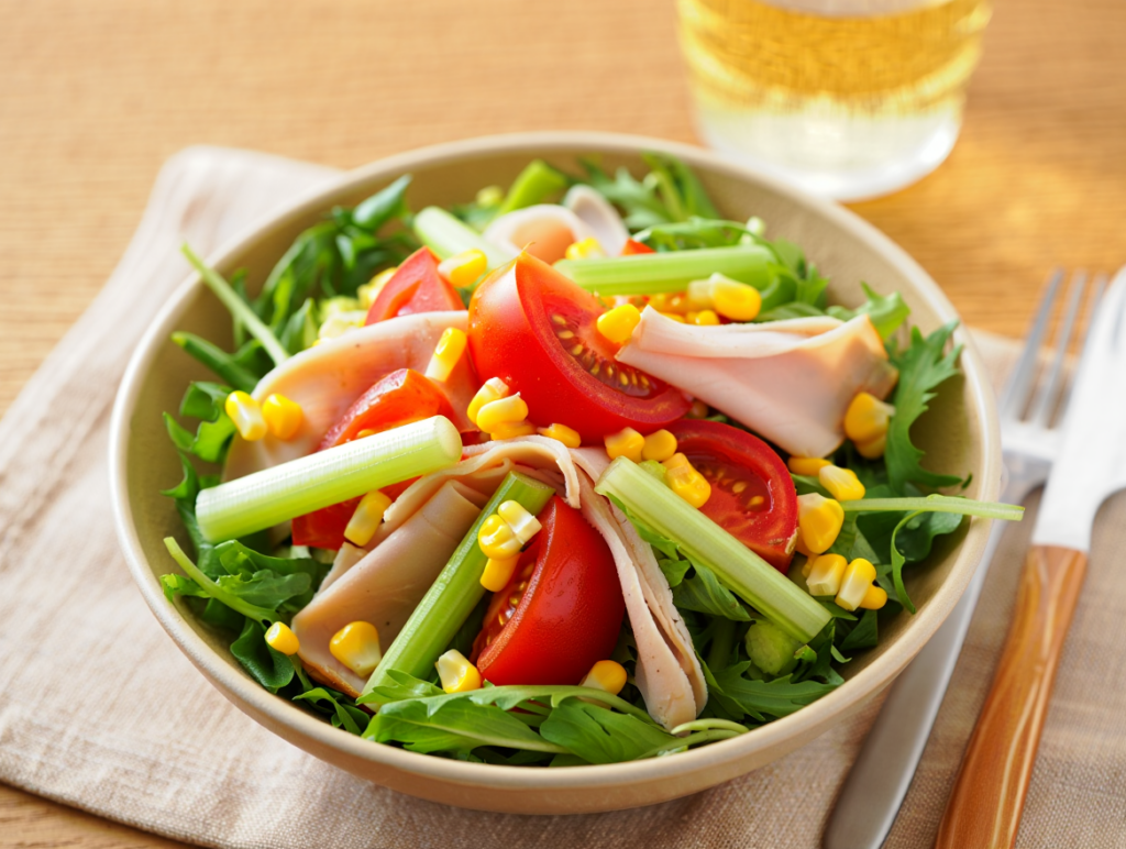 Ensalada verde con pavo y apio