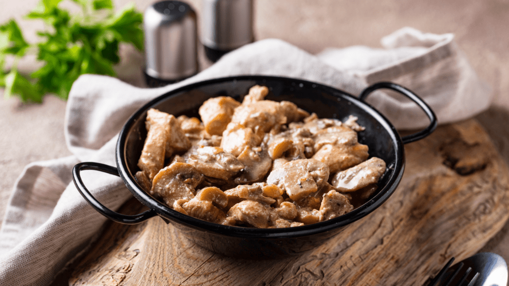 Pollo guisado con verduras y setas shitake
