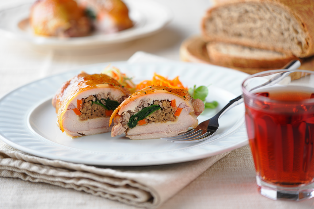Muslo de pollo relleno de espinacas y cebolla caramelizada