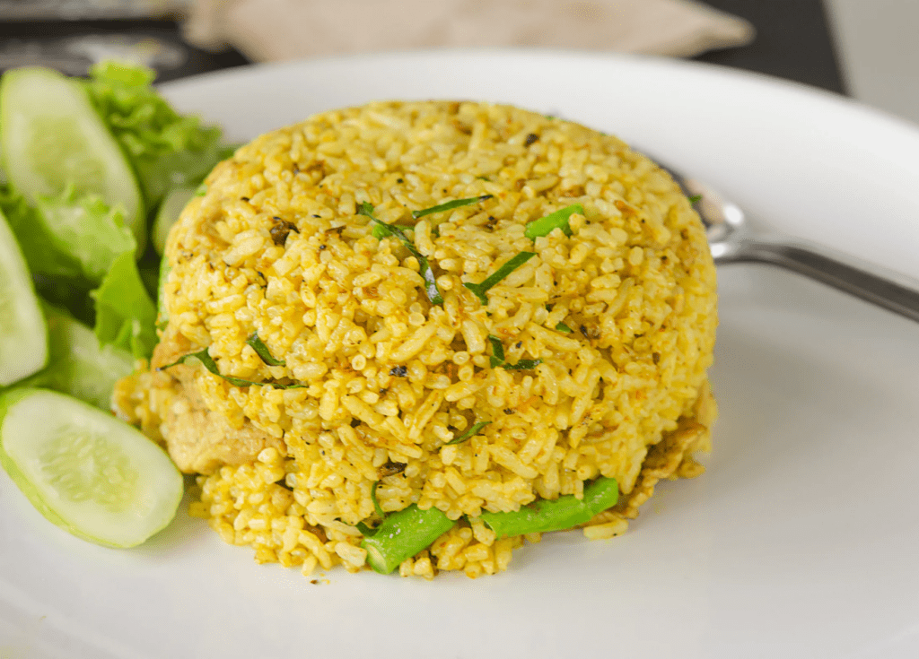 Arroz con pollo al curry amarillo