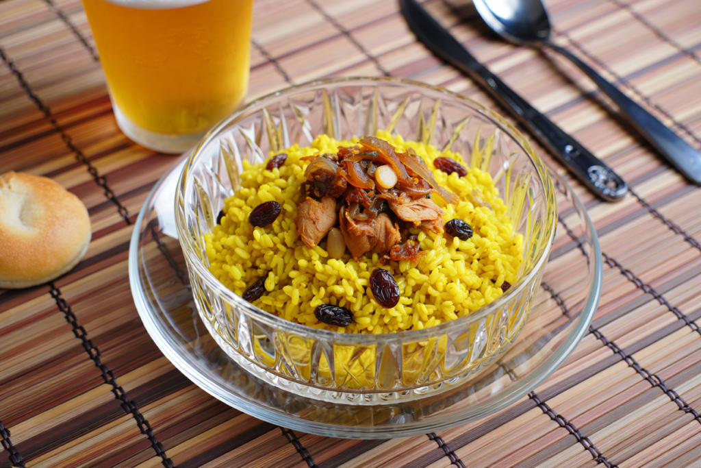 Pilaf de trigo tierno con pollo al curry amarillo