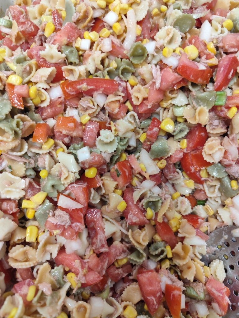 Ensalada de pasta con atún y maíz