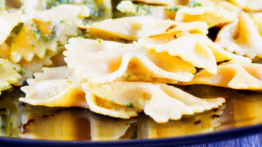 Ensalada de pasta con pesto verde y mozzarella
