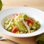 Comida a domicilio - Ensalada iceberg con pollo asado y manzana