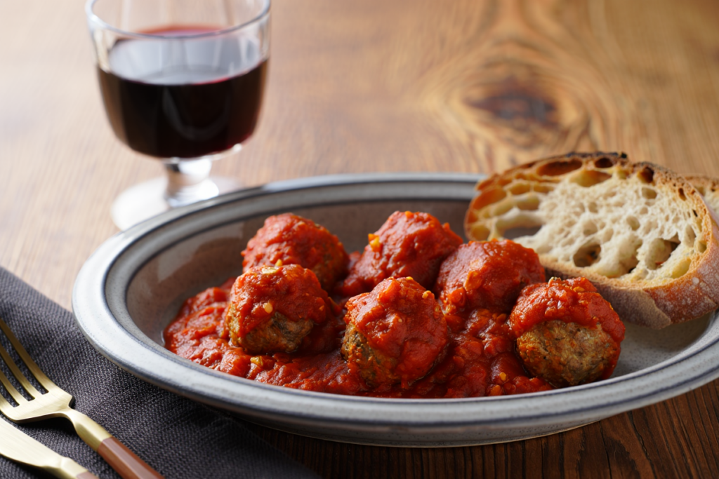 Mini albóndigas con salsa de tomate y albahaca fresca
