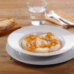 Comida a domicilio - Raviolis rellenos de patatas y setas con cebolla frita