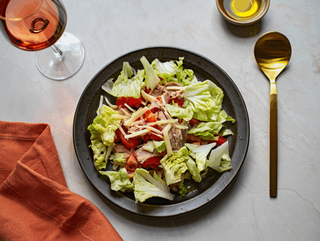Ensalada Iceberg con atún y queso ahumado
