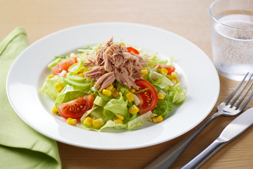 Ensalada iceberg con atún y apio
