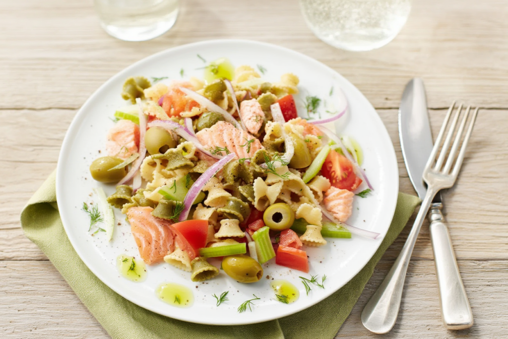Ensalada de pasta margarita con salmón y verduras
