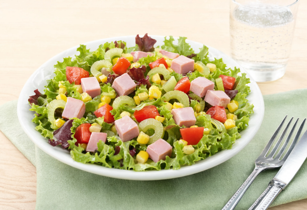 Ensalada verde con jamón york, tomate, maíz y apio