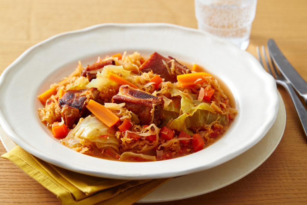 Repollo rehogado con costillas